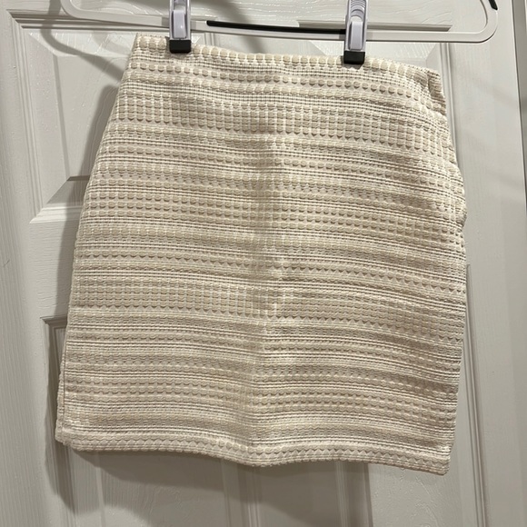 H&M beige textured skirt - Picture 1 of 3
